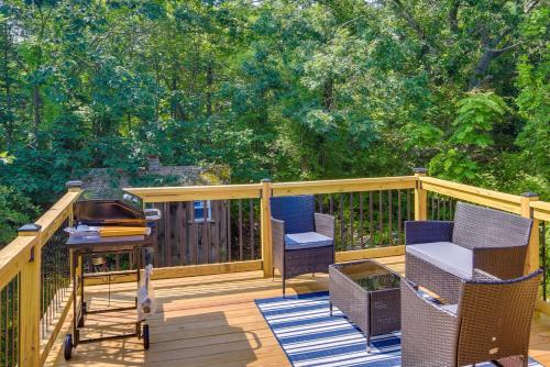 Fairhaven Harbor-Front Gem - Steps From the Water!にあるバルコニーまたはテラス