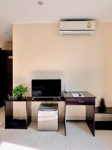 a living room with a desk and a air conditioner at Tuần Châu - Phương Đông Motel Hạ Long in Ha Long