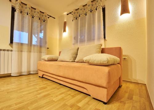 un sofá en una sala de estar con ventana en Baredinka Izola, en Izola