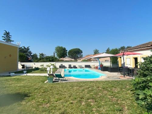 una casa con piscina en un patio en STUDIO LOSANJOS, en Brens