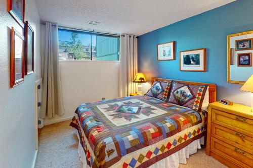 ein kleines Schlafzimmer mit einem Bett und einem Fenster in der Unterkunft MeadowRidge 13-04 in Fraser