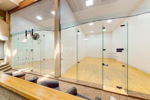 eine große Turnhalle mit Glaswänden und einem Basketballplatz in der Unterkunft MeadowRidge 13-04 in Fraser