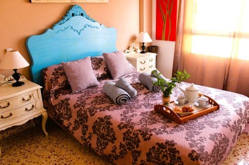 エル・カンページョにあるVACACIONES TIERRA Y MARのベッドルーム1室(ベッド1台、食料トレイ付)
