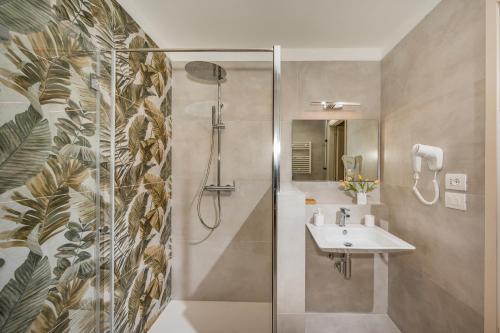 ein Bad mit einer Dusche und einem Waschbecken in der Unterkunft Suite Altamarea "Sea View Studios" in Castellammare del Golfo