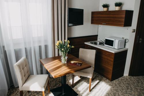 Mały pokój ze stołem i kuchenką mikrofalową w obiekcie Willa Irena w Solcu-Zdroju