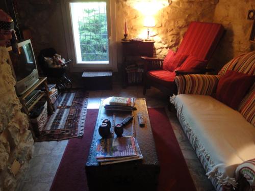 - un salon avec un canapé et deux oiseaux sur une table dans l'établissement La Picholine, chambre lavande, à Courry