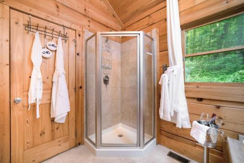 ein Bad mit einer Dusche in einer Kabine in der Unterkunft Great Smoky Mountains Cabin near Cashiers, NC! in Glenville
