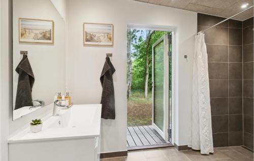Koupelna v ubytování Nice Home In Ebeltoft With Wifi
