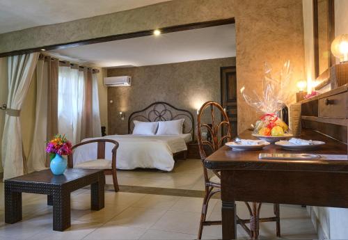 ein Hotelzimmer mit einem Bett, einem Tisch und einem Schreibtisch in der Unterkunft Neptune in Saly Portudal