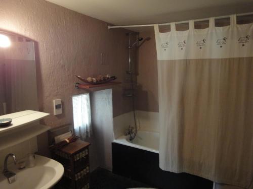 Koupelna v ubytování La Picholine, chambre lavande