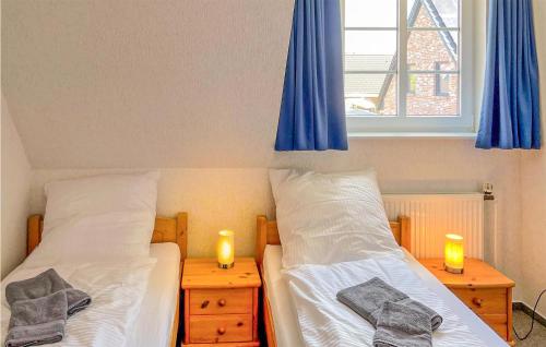 2 letti in una camera con 2 lampade e una finestra di 2 Bedroom Amazing Apartment In Dagebll a Dagebüll