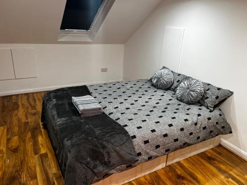 uma cama grande num quarto com em Good priced double bed in Hayes em Northolt