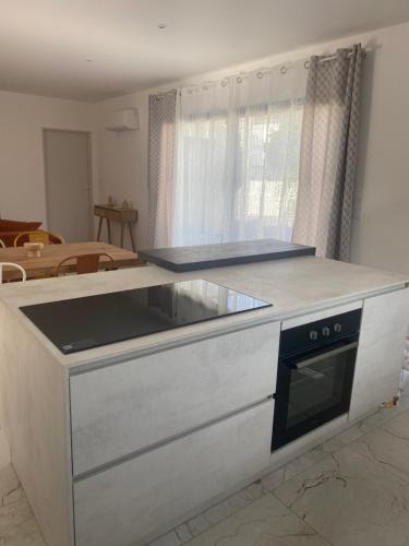 a kitchen with a stove and a counter top at Villa chic 3 chambres ,2 SDB in Châtellerault