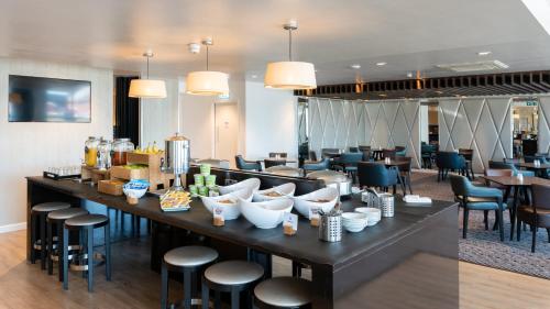 Nápoje v ubytování Holiday Inn Express Leigh - Sports Village by IHG