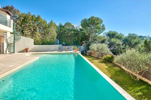 Het zwembad bij of vlak bij Villa de charme à 10 min d'Aix