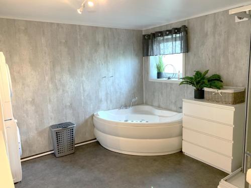 Photo de la galerie de l'établissement Moderne og fult utstyrt sokkel leilighet, opptil 8 sengeplasser, à Mo i Rana