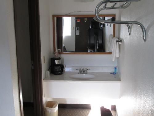 un baño con lavabo y espejo en Motel 10, en Lordsburg