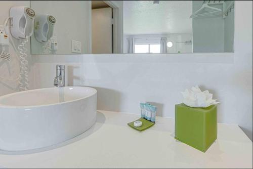 Ein Badezimmer in der Unterkunft Travel Lodge by Wyndham 10 min from Disney