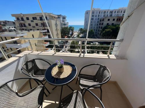 Breeze Seaview Apartment tesisinde bir balkon veya teras