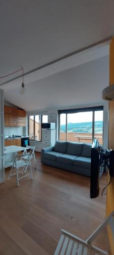 - un salon avec un canapé bleu et une table dans l'établissement Ti Racconto di un Sogno Studio, à Chianciano Terme