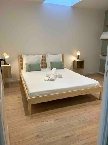 d'un lit avec un animal farci en dessus dans l'établissement 101, à Jasseron