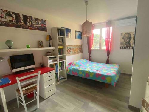 Μια τηλεόραση ή/και κέντρο ψυχαγωγίας στο Villa centre var 3 étoiles avec piscine privée