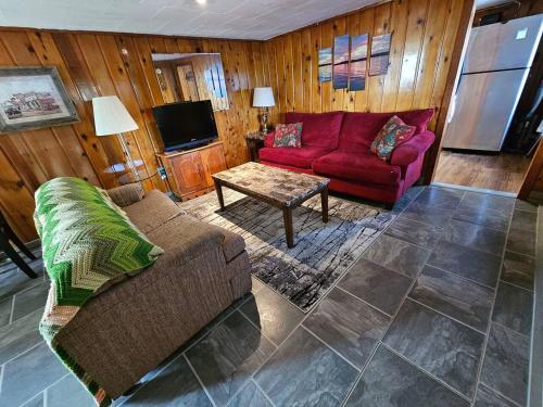 sala de estar con sofá y mesa en Twin Pines Lake House en Gwinn