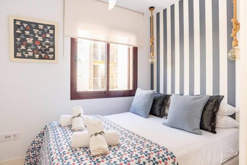 ein Schlafzimmer mit einem Bett mit zwei ausgestopften Tieren darauf in der Unterkunft Apartamento Torremolinos centro in Torremolinos