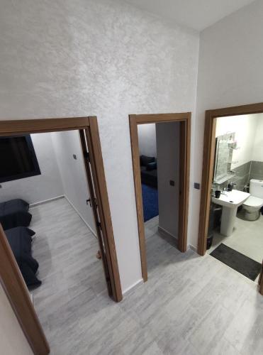イモーザル・ドゥ・カンダルにあるChalet villa QUE POUR LES FAMILLESの鏡2つ、洗面台付きのバスルームが備わる客室です。