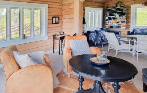 チュンセットにある5 Bedroom Gorgeous Home In Tynsetのテーブルと椅子のあるリビングルーム