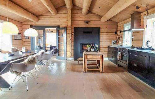 eine Küche und ein Esszimmer mit einem Tisch und Stühlen in der Unterkunft 5 Bedroom Gorgeous Home In Tynset in Tynset