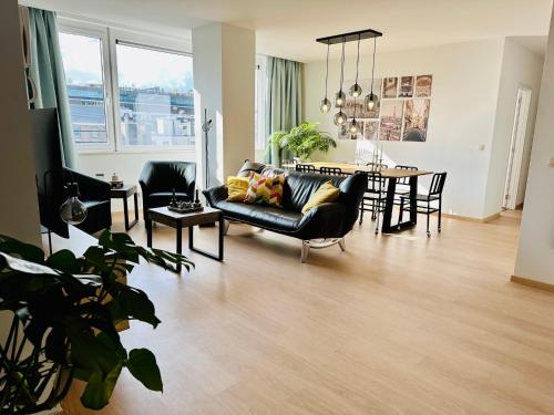 een woonkamer met een bank en een tafel bij Urbanstay Suites - Grand Place 2 Bd Apartment in Brussel