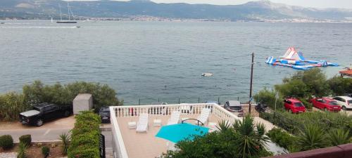 una vista de un cuerpo de agua con un tobogán de agua en Villa Fjaba - by the sea - with the big terraces & great sea view en Trogir