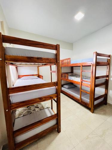 Bunk bed o mga bunk bed sa kuwarto sa Hostel Meio do Mundo