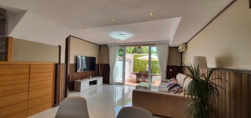 a living room with a couch and a tv at Adosado Marbella Paraíso in Marbella