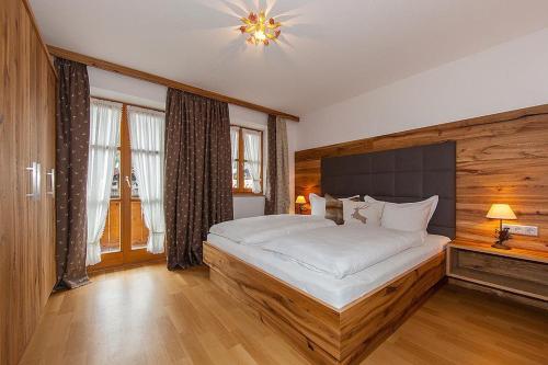 a bedroom with a large white bed in a room at Ferienhaus Alpenblick in Mittenwald
