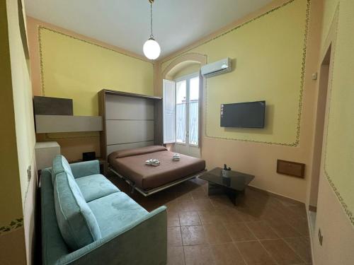 een woonkamer met een bank en een bed bij Ai Campanili in San Severo