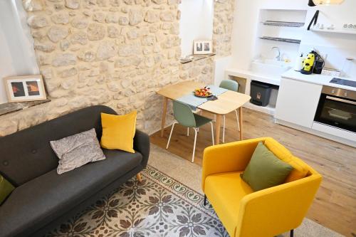 sala de estar con sofá y silla amarilla en Mimosa e Agave Blu en Scicli