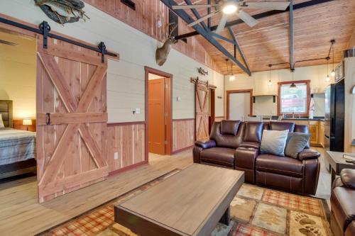 sala de estar con sofá y puerta corredera de granero en Lakefront Bull Shoals Cabin Rental Pets Welcome!, en Bull Shoals