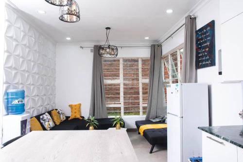 uma cozinha e sala de estar com um sofá e um frigorífico em 2 bedroom modern house in Zomba em Zomba