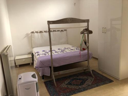 een kleine slaapkamer met een bed en een vuilnisbak bij La Casetta di Angela in Manduria