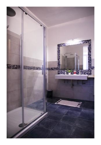 a bathroom with a shower and a mirror at Casa Vacanze Piazza Padella in San Severino Marche