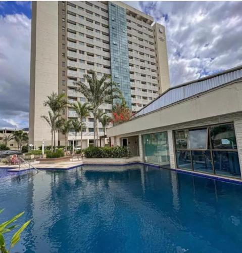 une grande piscine en face d'un hôtel dans l'établissement Samba convention, à Rio de Janeiro