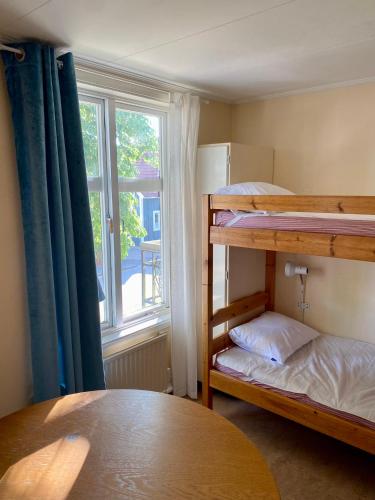 a room with two bunk beds and a window at Mössebergs vandrarhem in Falköping