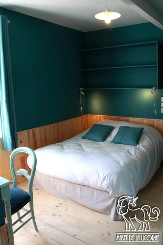 une chambre avec un grand lit avec un mur végétal dans l'établissement Maset de la Licorne, à Nedde