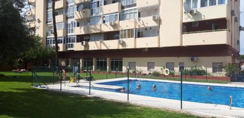 - une piscine en face d'un immeuble dans l'établissement Vistamar Europark 74, à Benalmádena