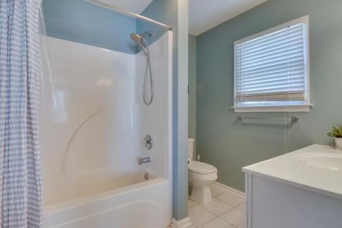 Ένα μπάνιο στο Ocean Block retreat with 5 Balconies in Bethany Beach