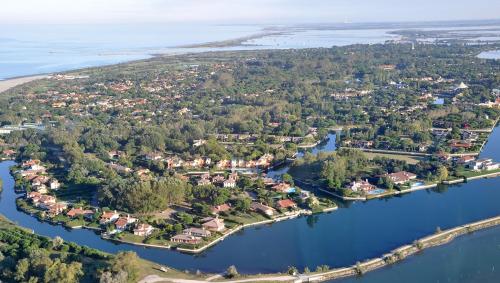 una vista aérea de una pequeña isla en un cuerpo de agua en Fiordo Appartamento 1331 Isola di Albarella, en Isola Albarella