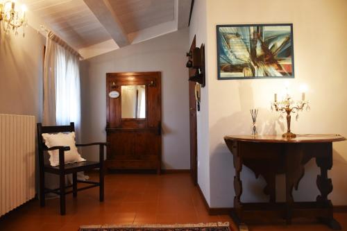 uma sala de estar com uma mesa e uma cadeira em La Casa del Borgo Antico em Spoleto