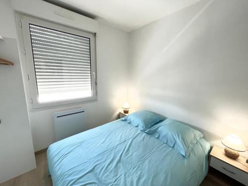 une chambre blanche avec un lit et une fenêtre dans l'établissement Charmant T2 au cœur de Bourges, à Bourges
